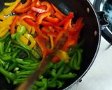 पनीर और कैप्सिकम स्टर फ्राई (Paneer aur capsicum stir fry recipe in Hindi) रेसिपी चरण 2 फोटो