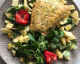 Foto del paso 7 de la receta: Salmón con ensalada de rúcula, canónigos,manzana 🍎 y fresón