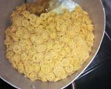 A picture of step 2 of Fried macaroni.