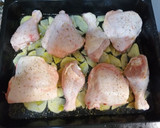 Foto del paso 4 de la receta: Muslo y contramuslo de pollo con patatas al horno sin cebolla🐤🥔