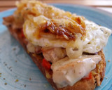 Foto del paso 9 de la receta: Bocata de secreto ibérico gratinado, pimiento asado y huevo frito con cebolla caramelizada