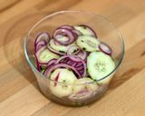 Hình bước làm 3 của món 🌱 Salad Dưa Leo, Hành Tây Tím