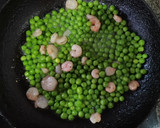 Foto del paso 3 de la receta: Guisantes salteados con gambitas 🦐🦐🦐