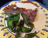 Foto del paso 5 de la receta: Chuletas de chato murciano con salsa de queso y pimientos