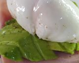 Foto del paso 2 de la receta: Tostada con palta y huevo poché