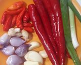 Foto langkah ke 1 dari resep Seblak Campuran (ceker, jamur enoki, siomay).