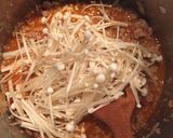 Hình bước làm 2 của món Mì Ý bò bằm nấm kim châm