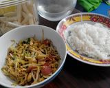Foto langkah ke 4 dari resep Tumis Pelangi Praktis (kol, tauge, sosis, telur).