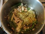 Tallarines con pesto, trigueros y pechuga de pollo. En un cazo!