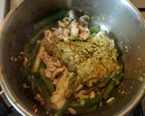 Foto del paso 3 de la receta: Tallarines con pesto, trigueros y pechuga de pollo. En un cazo!