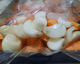 Foto del paso 4 de la receta: Pollo al horno con boniatos y cebollas