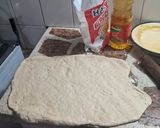 Foto del paso 6 de la receta: Pizza mega crocante con queso mozzarella y paleta,aceitunas