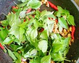 Foto langkah ke 3 dari resep Ayam Kemangi Pad Kra Pao.