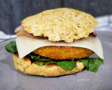 Foto del paso 5 de la receta: Burger de pollo crunchy con espinacas, bacon y salsa barbacoa