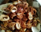 Foto del passaggio 5 della ricetta Conchiglie di lattuga con i totani fritti e spicchi di limone