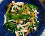 蒜味菠菜炒雪白菇的食譜步驟1照片