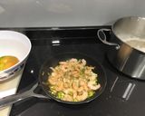 Foto del paso 3 de la receta Pasta integral con gambas y ajitos tiernos en salsa picante