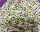 Foto langkah ke 2 dari resep Oseng Kembang Pepaya.