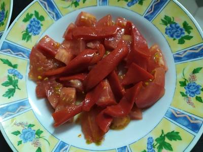 Ensalada de pimientos, atún y tomate