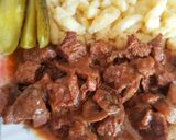 Lecsós, gombás marhapörkölt nokedlival recept fázis 4 fotója