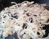 Foto del paso 1 de la receta: Salchichas encebolladas al cava