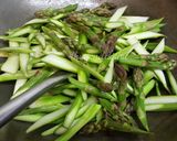 Hình bước làm 4 của món Măng Tây xào tỏi và thịt bò