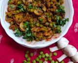 A picture of step 5 of Dry Mushroom Mater Masala.
