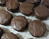 Foto del paso 7 de la receta: Alfajores de chocolate fáciles y económicos