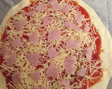 Foto del paso 2 de la receta: Pizza casera: Jamón, cebolla y tomate