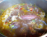 Foto del paso 4 de la receta: Zarzuela especiada de oreja, mejilla, galtas y chorizos de cerdo al vino rosado
