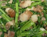รูปขั้นตอนการทำที่ 3 ของ หมูกรอบผัดผักบุ้ง (อาหารคีโต)