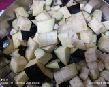 Foto del paso 1 de la receta: Tortilla de berenjenas, calabacín y cebolla