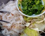 รูปขั้นตอนการทำที่ 5 ของ เส้นเล็กน้ำตีนไก่ตุ๋นต้มยำ