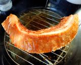 รูปขั้นตอนการทำที่ 1 ของ หมูกรอบ+มันบดราดซอสเกรวี่