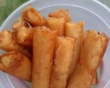 A picture of step 4 of Banana Spring Rolls (Chả giò chuối).