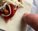 Foto del paso 5 de la receta: Hojaldre de pimientos asados al ajillo, setas y quesos, con top de pimentón dulce y chía