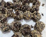 વોલનટ ચોકલેટ બોલ્સ વિથ કસ્ટર્ડ પુડિંગ (Walnut Chocolate Balls Custard Pudding Recipe In Gujarati) રેસીપી સ્ટેપ3ફોટો