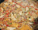 Foto del paso 6 de la receta: Fideuá de verduras y langostinos con allioli de rábanos