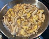 Foto langkah ke 3 dari resep Jamur Shimeji Cah Telur.