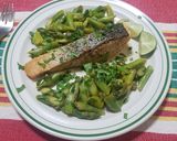 Foto del paso 4 de la receta: Salmón y espárragos con salsa de mantequilla y limón