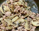 Foto del passaggio 2 della ricetta Gnocchi con salsiccia, funghi e gorgonzola