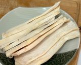 Hình bước làm 1 của món Nấm Đùi Gà Cuộn Sốt Nước Tương Chay