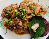 Hình bước làm 5 của món Cá cờ sốt teriyaki cuộn tía tô và tỏi tươi