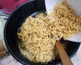 金針菇炒泡麵的食譜步驟2照片