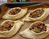 Drożdżowe pierożki z kurkami, cukinią, mięsem mielonym i sosem czosnkowym krok przepisu 4 zdjęcie