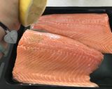 Foto del paso 2 de la receta: Salmón con aderezo de panceta y finas hierbas