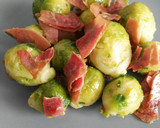 Foto del paso 9 de la receta: Coles de Bruselas al ajillo con jamón y salsa de queso