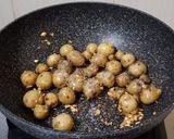 Foto langkah ke 3 dari resep Butter Garlic Baby Potatoes.