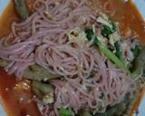 Foto langkah ke 6 dari resep Seblak ceker mie pink buah naga.