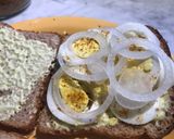 Foto del paso 5 de la receta: Cuarentena = “hacer huevo”(Sándwich tostado de huevo y cebolla en pan integral)